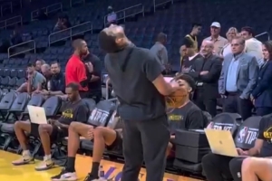 蒙的吧小吧观看湖人赛前训练 斯玛特底角背投超远三分命中