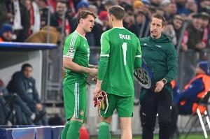 记者：拜仁主力今日在室内训练，17岁后腰兰贝首次参与合练