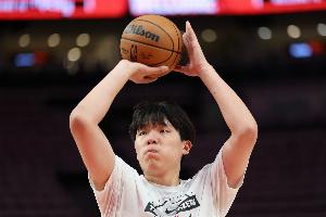 记者：杨瀚森如今距离真正立足NBA还有很长的路要走
