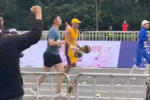 跑曼巴？潍坊马拉松惊现身穿科比球衣拍双球跑步的选手