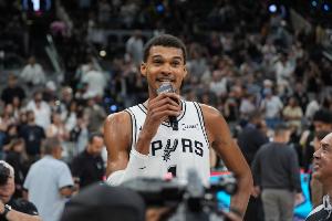 文班亚马：马刺队史开赛季从未5胜0负过？那让我们去打破纪录吧