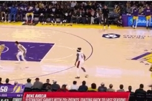 真顶不动！里夫斯被卡马拉逼防 出现本场第二个8秒违例