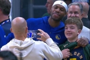 一对儿活宝！巴特勒不敢相信有小孩穿希尔德球衣 后者抢着送合影