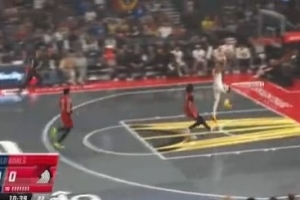 不像有伤病的样子呀！贾马尔-穆雷反击快下单臂暴扣！