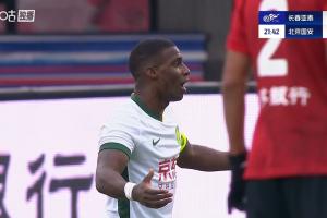 法比奥单刀球过掉门将后接触倒地，主裁判和VAR认定不是点球