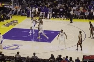 卧底？约维奇底角空位不投 传球失误直接将球送给湖人