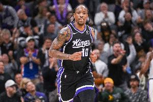 古典篮球！德罗赞上半场12中7得15分3板1断 没有三分出手