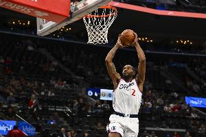 攻防一体卡！小卡上半场10中6得17分2板3助2断1帽 三分4中2