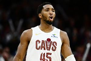 所向披靡！米切尔第三节6中5怒轰15分2板3助 带队领先到20分！