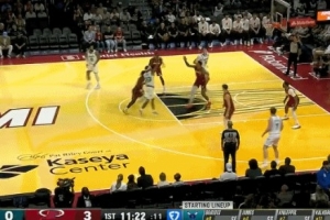 真好用！特雷·曼恩上来就助飞卡尔克布伦纳空接暴扣！