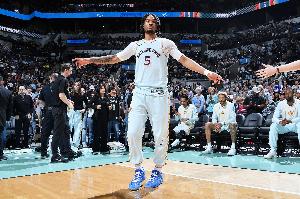 恐怖的冲击力！卡斯尔后排插上补篮得分