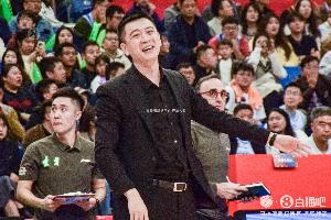 媒体人：杨鸣赛后和杜锋含笑拥抱致意 看出来他对输球能坦然接受