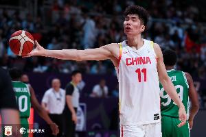 直播吧：相关人士透露将根据多方情况决定余嘉豪是否返回集训