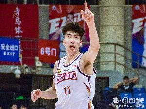 媒体人：埃斯特拉认为余嘉豪违约 连续两场打很久让他们彻底爆发