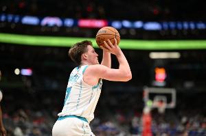 打得可以！4号秀克尼佩尔13中5拿到16分6板1助