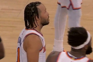 先解解气！布伦森借掩护妙传 米切尔·罗宾逊空接双手重扣！