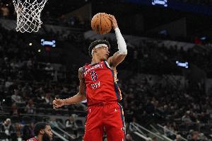 表现不佳！7号秀费尔斯上半场5投1中 仅得3分3助攻