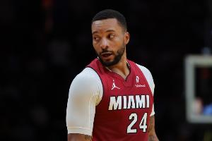 开场就炸！鲍威尔开场4分钟5中3&2记三分轰8分打停骑士