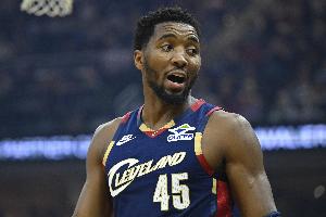 没进入状态？米切尔半场8中2&三分5中0拿到11分2助 出现3失误