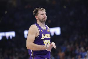 砍瓜切菜！东契奇次节三分4中3砍14分4助 半场独揽20分4板9助