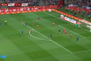 波兰禁区乱战，德佩倒地抢射破门荷兰扳平