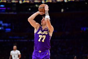 犯规无疑！东契奇弧顶造成库兹马三分犯规 雄鹿挑战失败