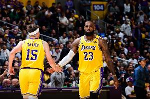 奥尼尔：有点同情里夫斯 他打得很好 但詹姆斯一回归他就得蹲底角