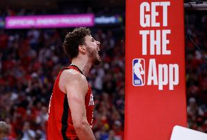 杜兰特：申京在低位持球时 对手会显得很紧张