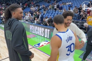 库里赛后挨着与普尔和卢姥爷抱抱！勇士官方：永远的家人