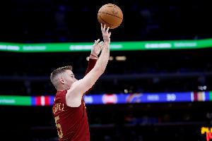 鲍尔背后掏球抢断&梅里尔反击中追身三分命中 骑士反超比分