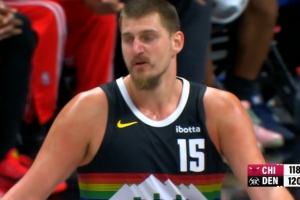 就是自信！约基奇首记三分干拔命中反超比分！此前5中0