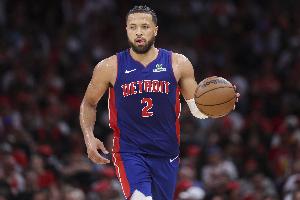 大将之风！康宁汉姆中投稳稳命中 随后强攻上篮杀死比赛