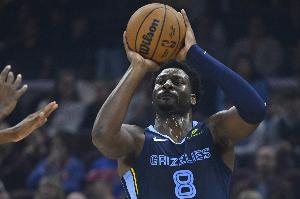 效率挺一般！小贾伦·杰克逊上半场10中4&三分3中1 拿到9分5篮板