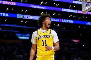 活力十足！海斯15分钟3中3拿到8分3板1断 正负值+13