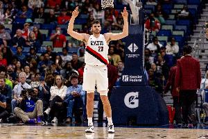 镇守禁区！克林根8中3拿到9分12板2助5帽 7前场板