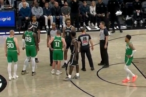 还挺激烈！米诺特和克洛尼争抢篮板时互相推搡 双方吃T！