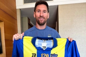 阿根廷俱乐部筹款铺设人造草皮，梅西参与+展示该队球衣