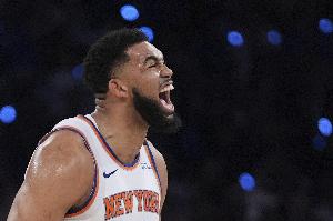 平地起惊雷！唐斯接布伦森分球中路突击 腾空暴起单臂劈扣