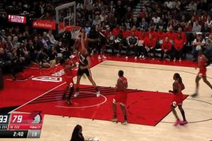 杨瀚森外线干扰好防 快攻接球没接稳 运球再起被大帽扇飞