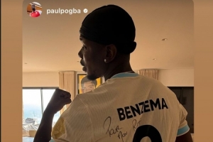 博格巴社媒晒身穿本泽马签名球衣照片，本泽马转发动态