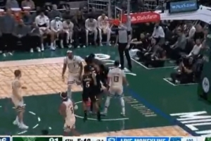 幽灵空切！76人推起反击 埃奇库姆底线飞起完成空接暴扣