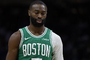 首节火热次节遇冷！杰伦·布朗半场9中4 得到11分5板3助2断