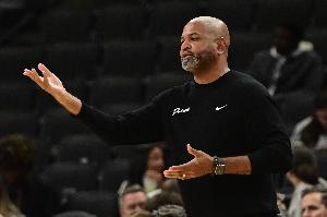 11连胜！比克斯塔夫：安排轮换很难 每个人都配得上获得出场时间