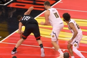 不敢怠慢！约基奇篮下防守申京被吹推人犯规 吃到个人第四犯