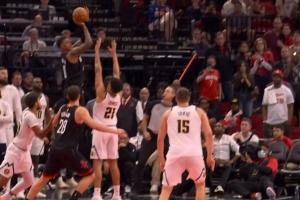 救命！！！小贾顶人负角度关键三分命中 追到仅差1分！