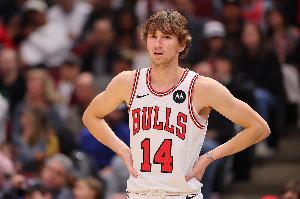 但愿无碍！布泽利斯突破踩到拉松脚面 被搀扶回更衣室