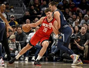 乌度卡：传球 单打和低位进攻能力 申京与约基奇在很多方面都相似