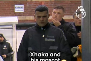 好暖！扎卡赛前给球童穿上自己的外套