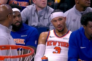 满脸不甘！萨格斯上篮打时间差被犯规 哈特6犯离场