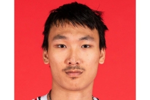 媒体人：淡厚然坐稳西雅图大学先发中锋位置 最大问题是犯规控制